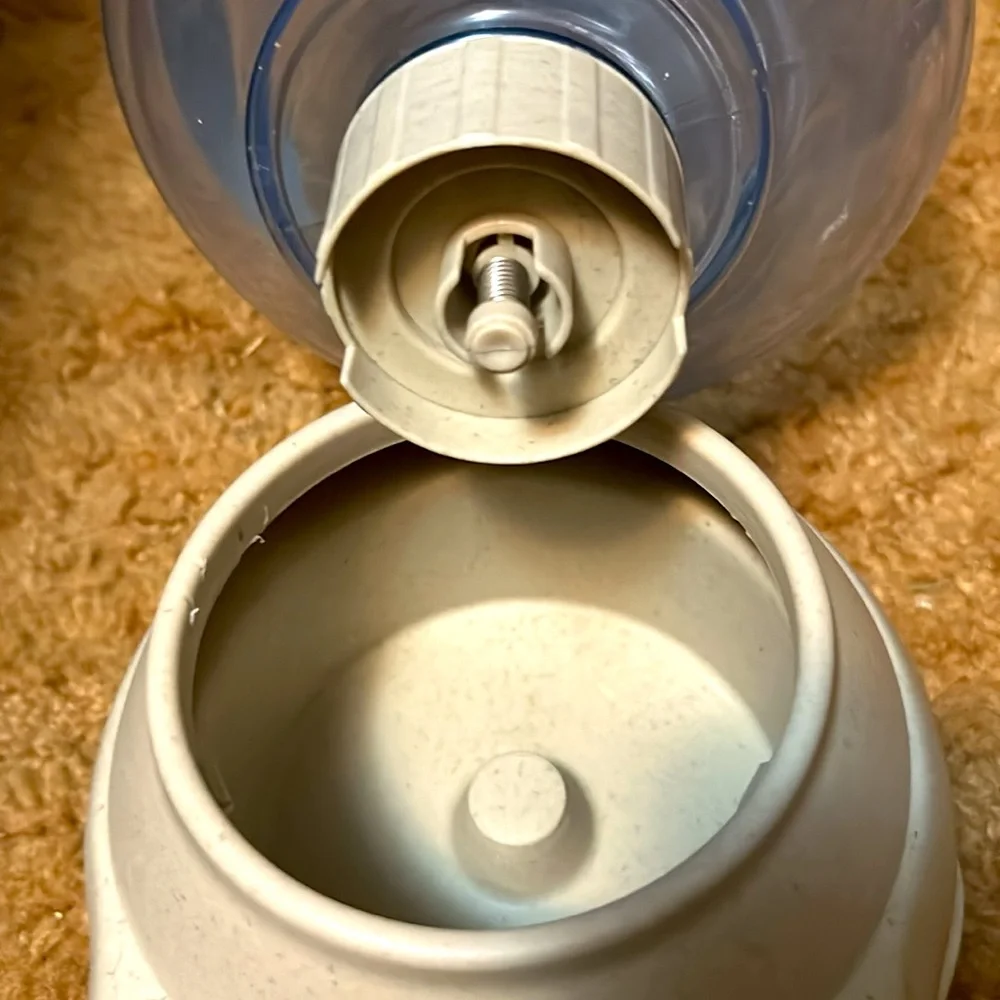 Automatic pet feeder for food or water